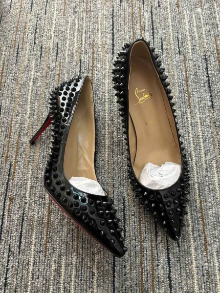 Christian Louboutin Pigalle Spikes Bombas de 85mm Patente de Couro Preto