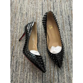Christian Louboutin Pigalle Spikes Bombas de 85mm Patente de Couro Preto