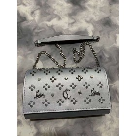 Christian Louboutin Paloma Embreagem de Couro Metalizado e Picos de Prata Christian Louboutin Sacos