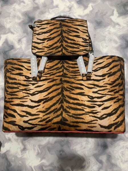 Christian Louboutin Cabata Leathar Tote Bag Tíogair Clóite Christian Louboutin Málaí
