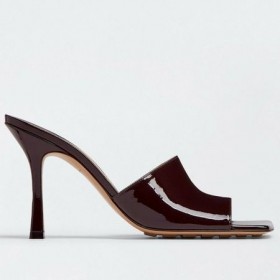 Bottega Veneta伸ばMule90mm酸化物のパテントレザー製のものBottega Veneta Mule