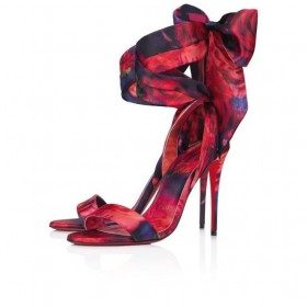 Christian Louboutin Sandale Du Ørkenen 100Mm Strappy Sandaler Roser Trykt Crepe Satin Flerfarget