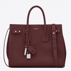 Saint Laurent Liten Sac de Jour Souple Bag Ruby Kornet Skinn Saint Laurent Poser