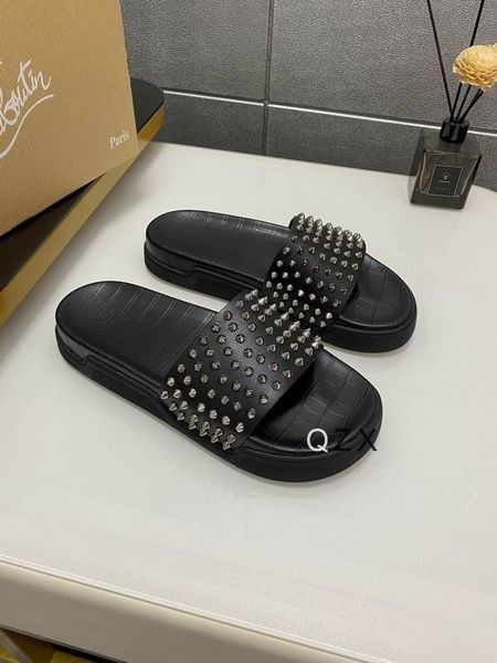 Sandały Christian Louboutin Pool Fun Slide Z Kolcami Z Gumy Z Wytłoczonym pod Krokodyla w Kolorze Czarnym