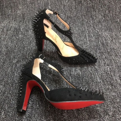 Christian Louboutin czółenka z Ćwiekami Goldostrap 100 mm z Welurowe w kolorze Czarnym