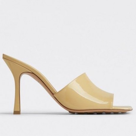 Japonki Bottega Veneta Stretch 90 mm Beżowe Z Lakierowanej skóry Bottega Veneta Mules