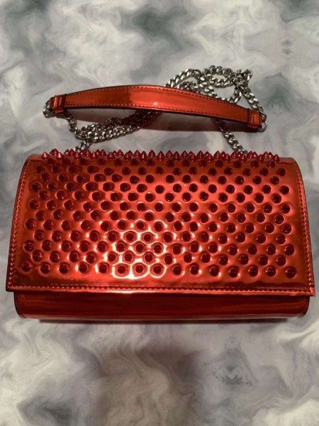 Kopertówka Christian Louboutin Paloma ze skóry Metalik z kolcami kolor czerwony