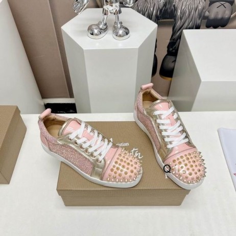 Christian Louboutin 루이스 주니어 스니커즈의 반짝이는 특허 가죽 핑크색