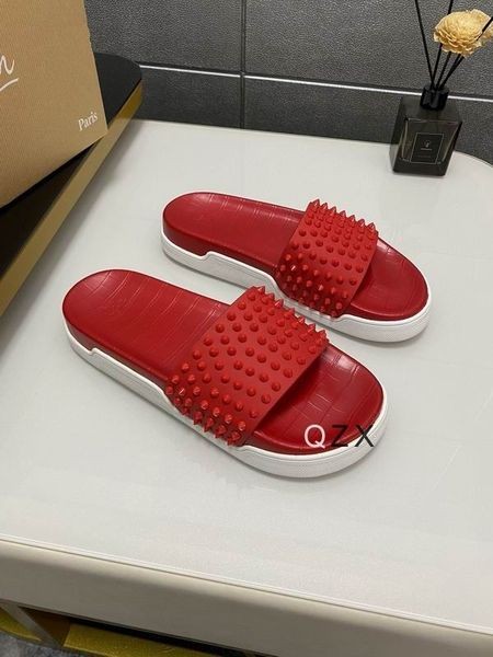 Christian Louboutin 수영장 등 재미있는 슬라이드 샌들이 못을 박은 악어가 돋을새김되는 고무 빨간