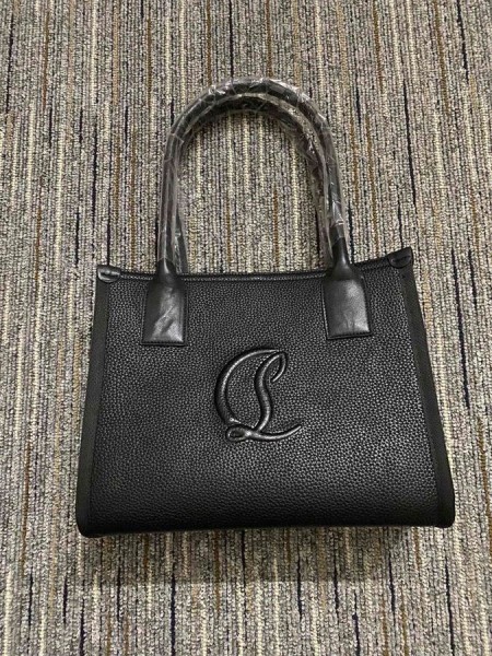 Christian Louboutin 내 옆에 끈달린 가방을 세분화 된 송아지를 가죽 검정 Christian Louboutin