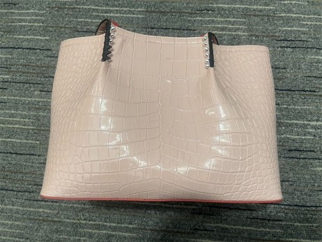 Christian Louboutin Cabarock 끈달린 가방 악어 가죽 스파이크 핑크색
