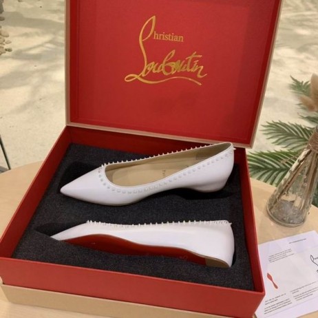 Bijele Cipele Christian Louboutin Anjalina na ravne cipele od Teleće kože sa šiljcima od Christian Louboutin