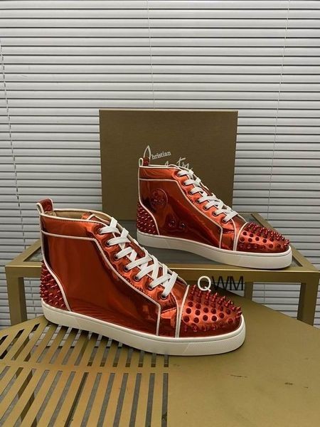 Christian Louboutin Lou Spikar 2 Höga Top Sneakers Patent Läder Loubi