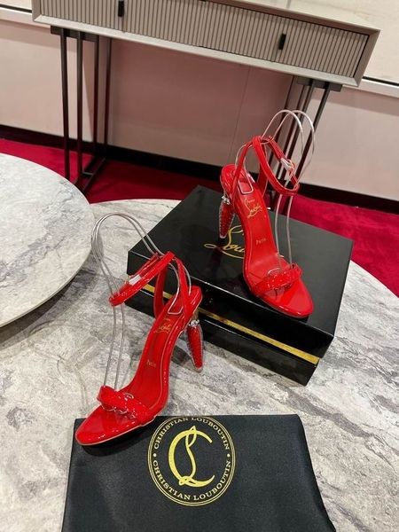 Christian Louboutin Dudak Parlatıcısı Kraliçe Sandalet 100mm Rugan Kırmızı
