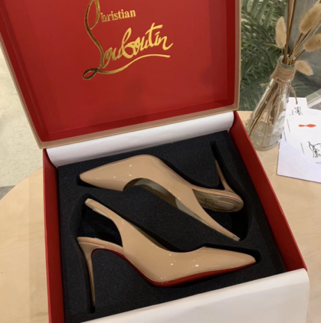 Christian Louboutin Clara de la Eslinga de 80mm Bombas de charol Nude