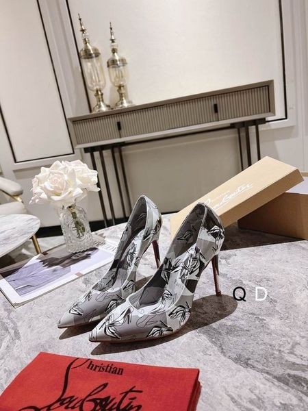 Christian Louboutin Kate Bombas de 100mm Gráfico Impreso de Patentes de Cuero Gris