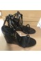 Christian Louboutin por Lo que Me Sandalias de Cuña de 85mm de Patentes de Cuero Negro
