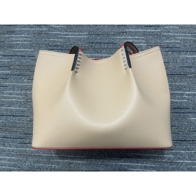 Christian Louboutin Cabarock La Bolsa De Asas De Piel De Becerro De Pinchos De Color Beige