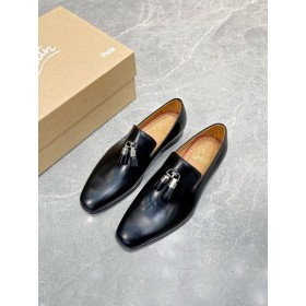Christian Louboutin De Diente De León De La Borla Mocasines Patinado De Cuero De Becerro Negro