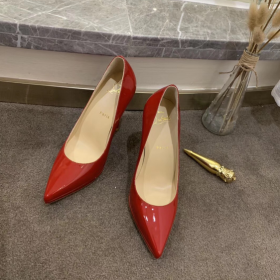 Christian Louboutin Pigalle Platón 100mm Bombas de charol Rojo Zapatos CL