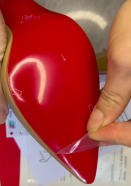 Hoe Af Te Nemen Van De Beschermende Film Van De Red-Zolen Schoenen