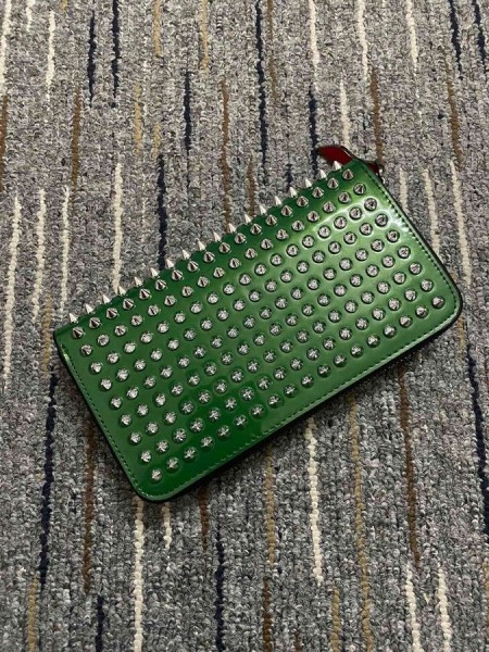 Christian Louboutin Panettone Portemonnee van Generfd kalfsleer en Spikes Groen