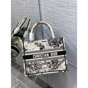 Dior Boek Tote Latte Dior Zodiac Borduurwerk