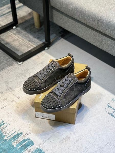Christian Louboutin Louis Junior Spikes Matala-top Sneaker Veau Velours Oliivi