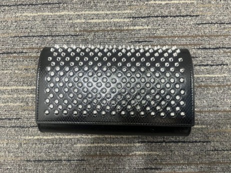 Christian Louboutin Paloma Embrayage en Relief en Cuir de Veau et Silver Spikes Noir