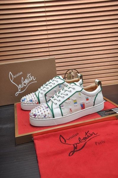 Christian Louboutin Männer, Low-top Sneaker aus Stoff mit Spikes Weiß Grün