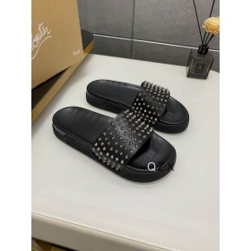 Christian Louboutin-Pool-Fun-Slide-Sandalen Spike Krokodil Geprägte Gummi Schwarz